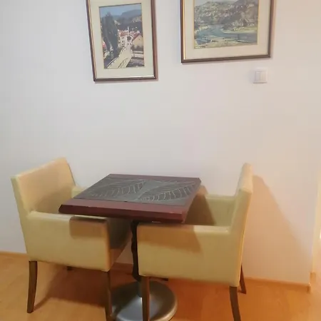 Away From Home: Cozy Haven Apartment *